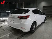 Mazda AXELA лот № 1357 оценка 4  с аукциона в Японии 1