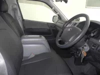 Toyota HIACE VAN лот № 198 оценка R  с аукциона в Японии 2