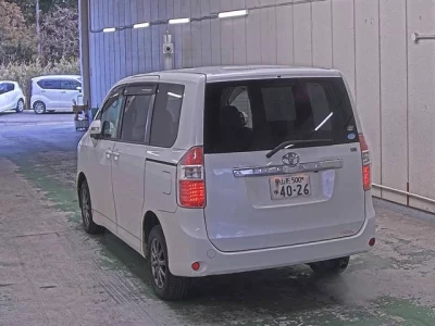 Toyota NOAH  с аукциона в Японии