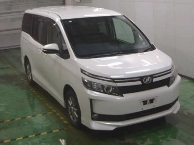 Toyota VOXY  с аукциона в Японии