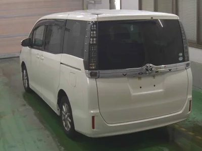 Toyota VOXY  с аукциона в Японии