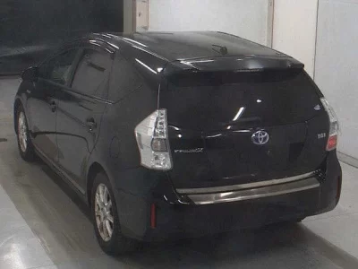 Toyota PRIUS ALPHA  с аукциона в Японии