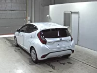 Toyota AQUA лот № 3185 оценка 4.5  с аукциона в Японии 1