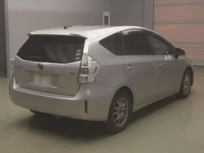 Toyota PRIUS ALPHA  с аукциона в Японии