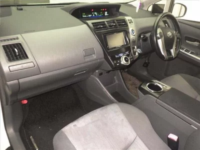 Toyota PRIUS ALPHA  с аукциона в Японии