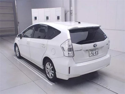 Toyota PRIUS ALPHA  с аукциона в Японии