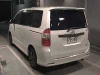 Toyota NOAH лот № 8371 оценка 3  с аукциона в Японии 1