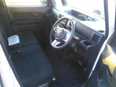 Toyota PIXIS MEGA  с аукциона в Японии