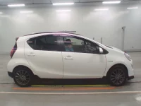 Toyota AQUA лот № 30051 оценка 4  с аукциона в Японии 2