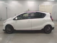 Toyota AQUA лот № 30051 оценка 4  с аукциона в Японии 3