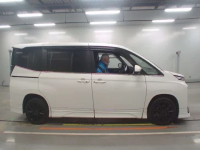 Toyota VOXY  с аукциона в Японии