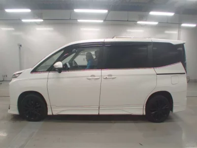 Toyota VOXY  с аукциона в Японии