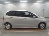 Honda EDIX лот № 10330 оценка 4  с аукциона в Японии 2