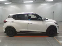 Nissan KICKS лот № 36093 оценка 3  с аукциона в Японии 2