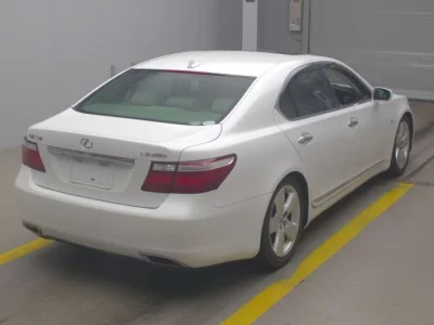 Lexus LS  с аукциона в Японии