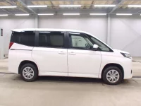 Toyota NOAH лот № 3061 оценка 4.5  с аукциона в Японии 2