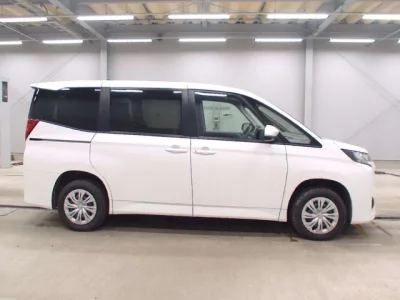 Toyota NOAH  с аукциона в Японии