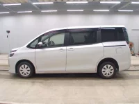 Toyota VOXY лот № 3240 оценка 3  с аукциона в Японии 3