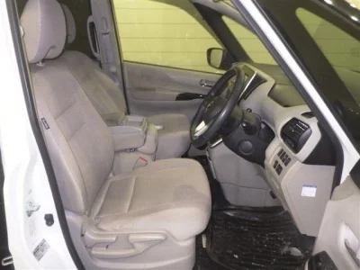 Nissan SERENA  с аукциона в Японии