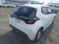 Toyota YARIS лот № 24552 оценка 4  с аукциона в Японии 2