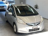 Honda FIT лот № 1077 оценка 3.5  с аукциона в Японии 3