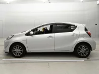 Toyota AQUA лот № 30084 оценка 4  с аукциона в Японии 3