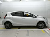 Toyota AQUA лот № 30084 оценка 4  с аукциона в Японии 2