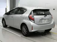 Toyota AQUA лот № 30084 оценка 4  с аукциона в Японии 5