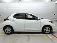 Toyota YARIS лот № 30001 оценка 5  с аукциона в Японии 2