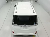 Toyota VOXY лот № 30042 оценка 4  с аукциона в Японии 7