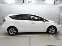 Toyota PRIUS ALPHA лот № 30381 оценка 4  с аукциона в Японии 2