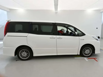 Toyota NOAH  с аукциона в Японии