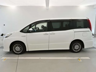 Toyota NOAH  с аукциона в Японии