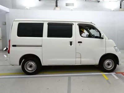 Mazda BONGO VAN  с аукциона в Японии