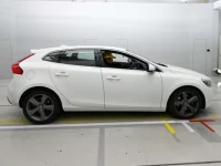 Volvo V40 лот № 38114 оценка 4  с аукциона в Японии 2