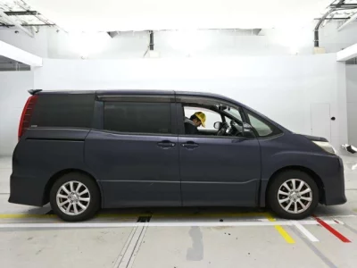 Toyota NOAH  с аукциона в Японии