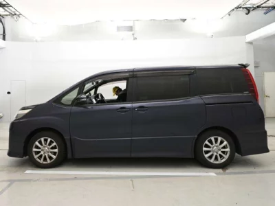 Toyota NOAH  с аукциона в Японии