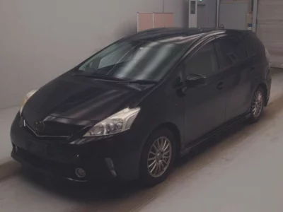Toyota PRIUS ALPHA  с аукциона в Японии