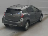 Toyota AQUA лот № 70098 оценка R  с аукциона в Японии 1