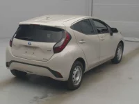 Toyota AQUA лот № 70079 оценка 3.5  с аукциона в Японии 1