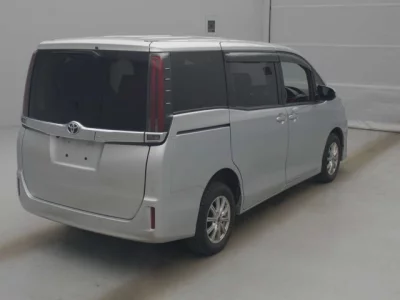 Toyota NOAH  с аукциона в Японии