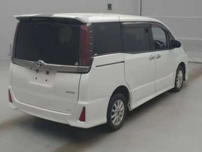 Toyota NOAH  с аукциона в Японии