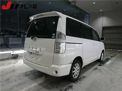 Toyota VOXY  с аукциона в Японии