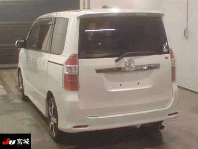 Toyota NOAH  с аукциона в Японии
