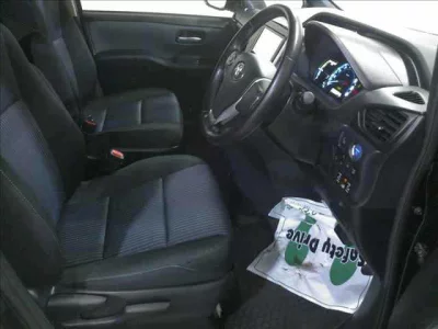 Toyota VOXY  с аукциона в Японии