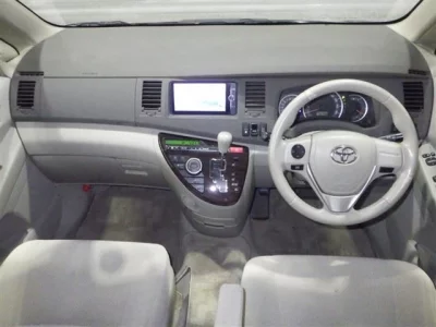 Toyota ISIS  с аукциона в Японии