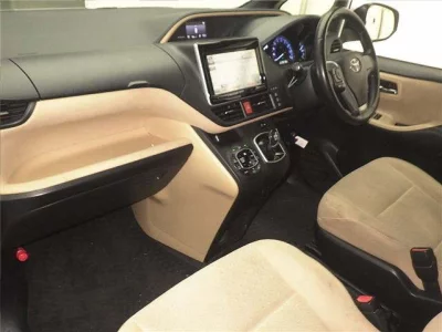 Toyota NOAH  с аукциона в Японии