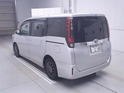 Toyota NOAH  с аукциона в Японии