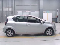 Toyota AQUA лот № 30077 оценка 4  с аукциона в Японии 2
