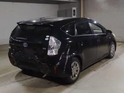 Toyota PRIUS ALPHA  с аукциона в Японии